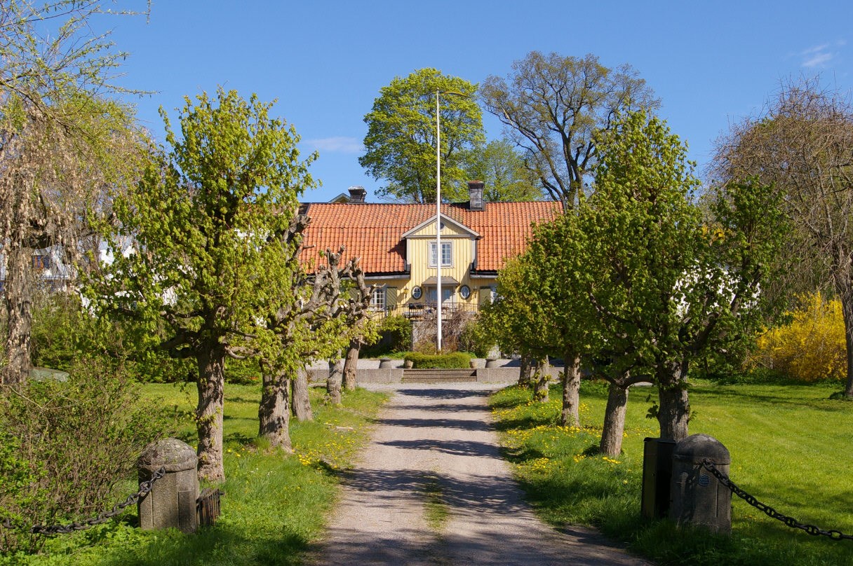 Liljekonvaljens väg 4, Badsjöstigen 1
