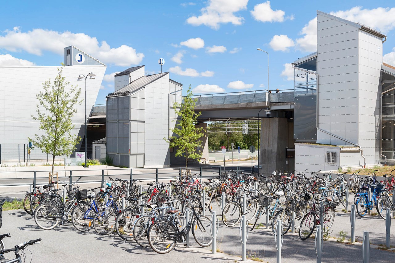 Barkarby pendeltågstn, tunnelbana kommer