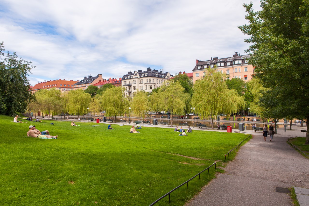 Bostaden ligger på en lugn lokalgata i anrika 1800-talskvarter, nära till parker och kollektivtrafik