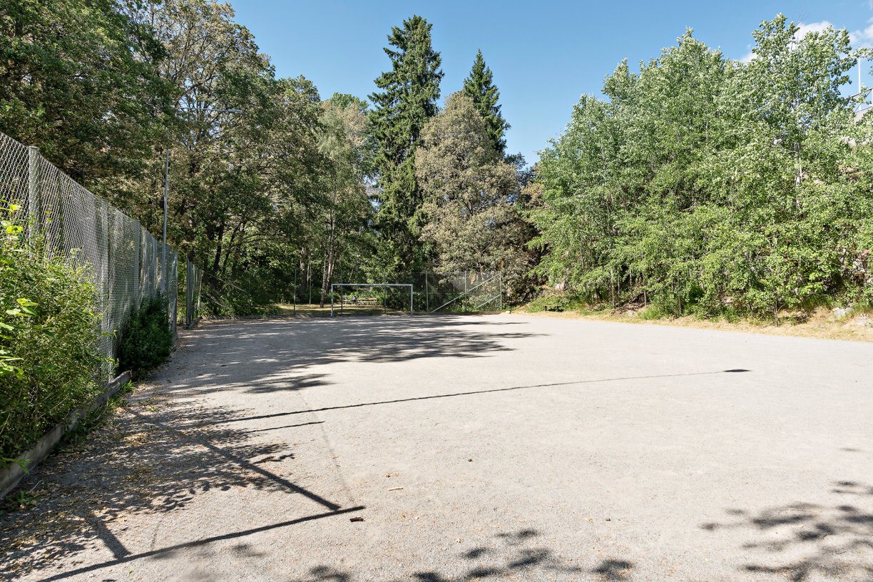 Liljekonvaljens väg 4, Badsjöstigen 1