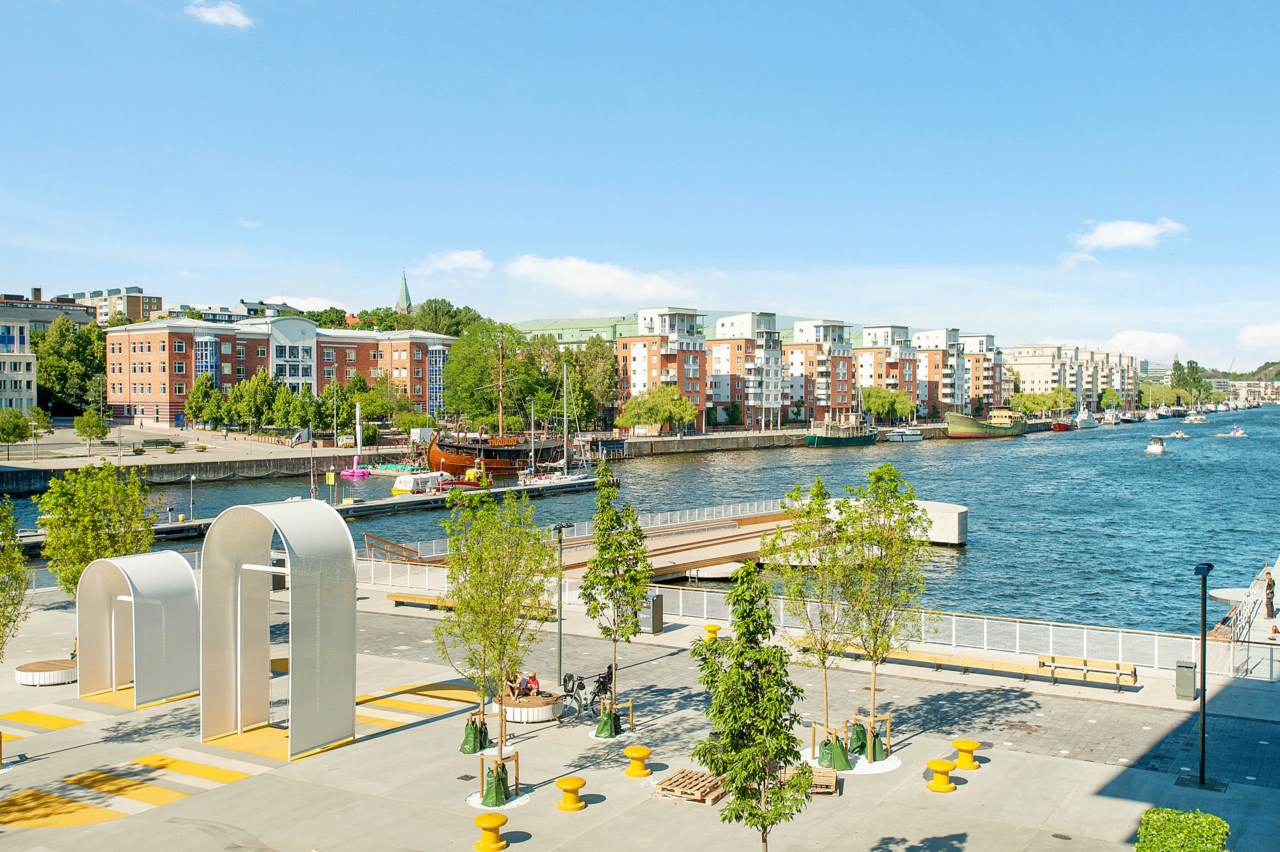 Båtliv i Hammarby kanal nedaför fastigheten