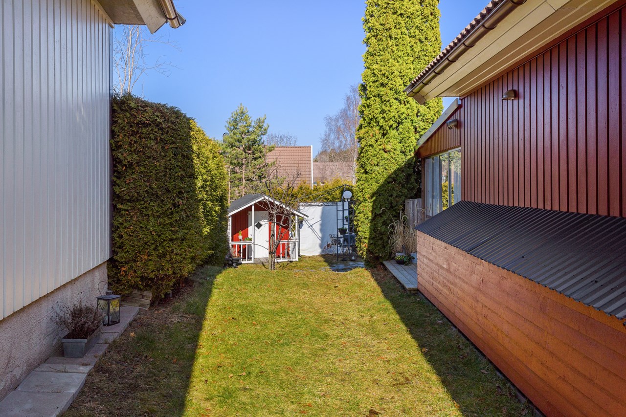 Bra praktisk förvaring på ena hussidan