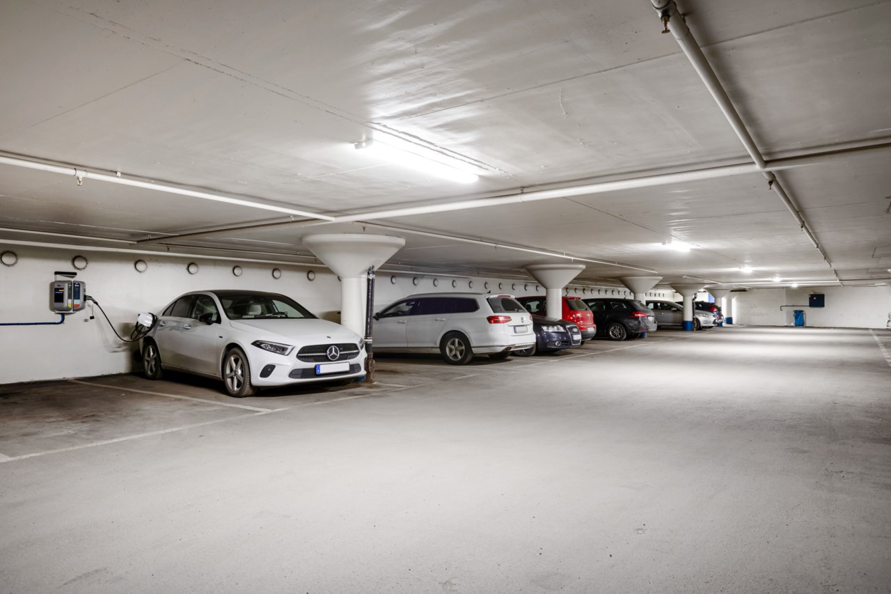Stort garage med tvättplatser och elbilsplatser