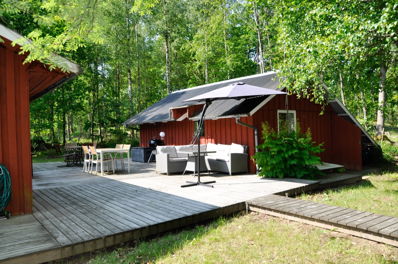 Trädäck mellan byggnaderna