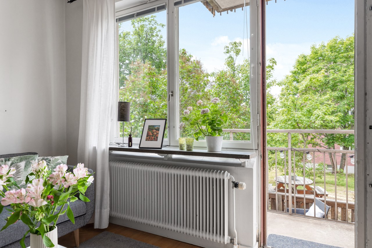 Vardagsrum med utgång till balkong & uteplats
