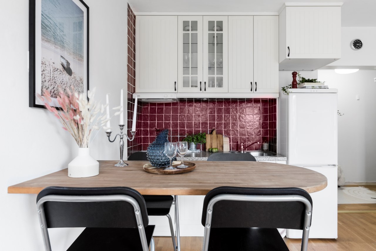 Köksdelen är anpassad för compact living vilket innebär att man utnyttjat höjden för att maximera ytan