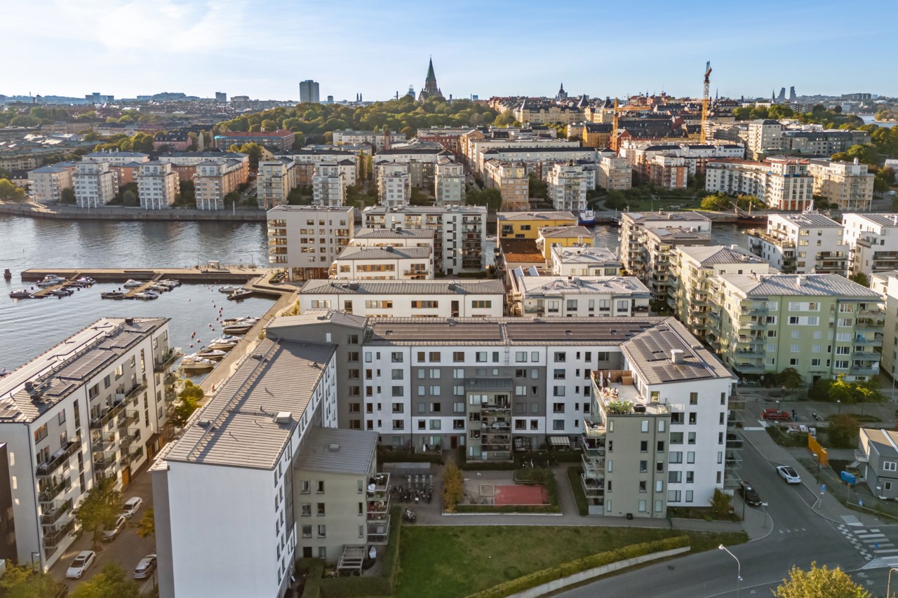 Placeringen av terrassen gör att du kan njuta av solen under hela dagen och långt in på kvällen.