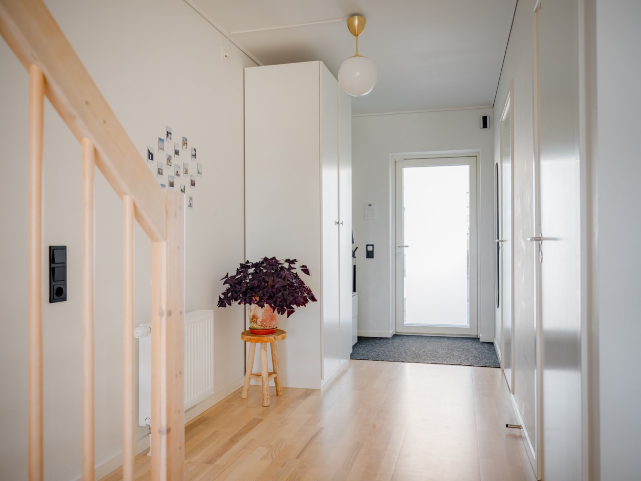 Rymlig hall med förvaringsmöjligheter i garderober