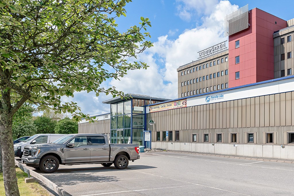 Gott om parkering vid entrén