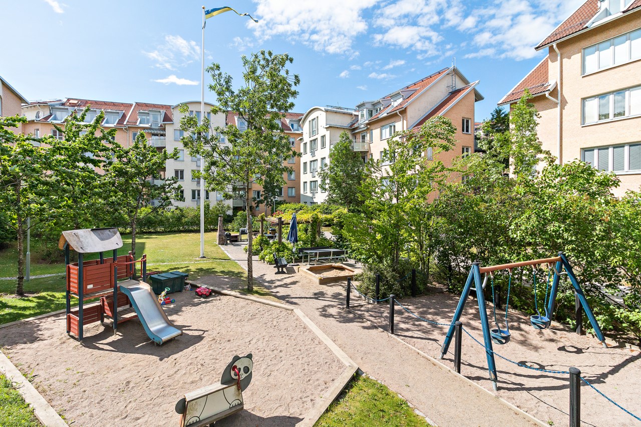 Gård med lekplats