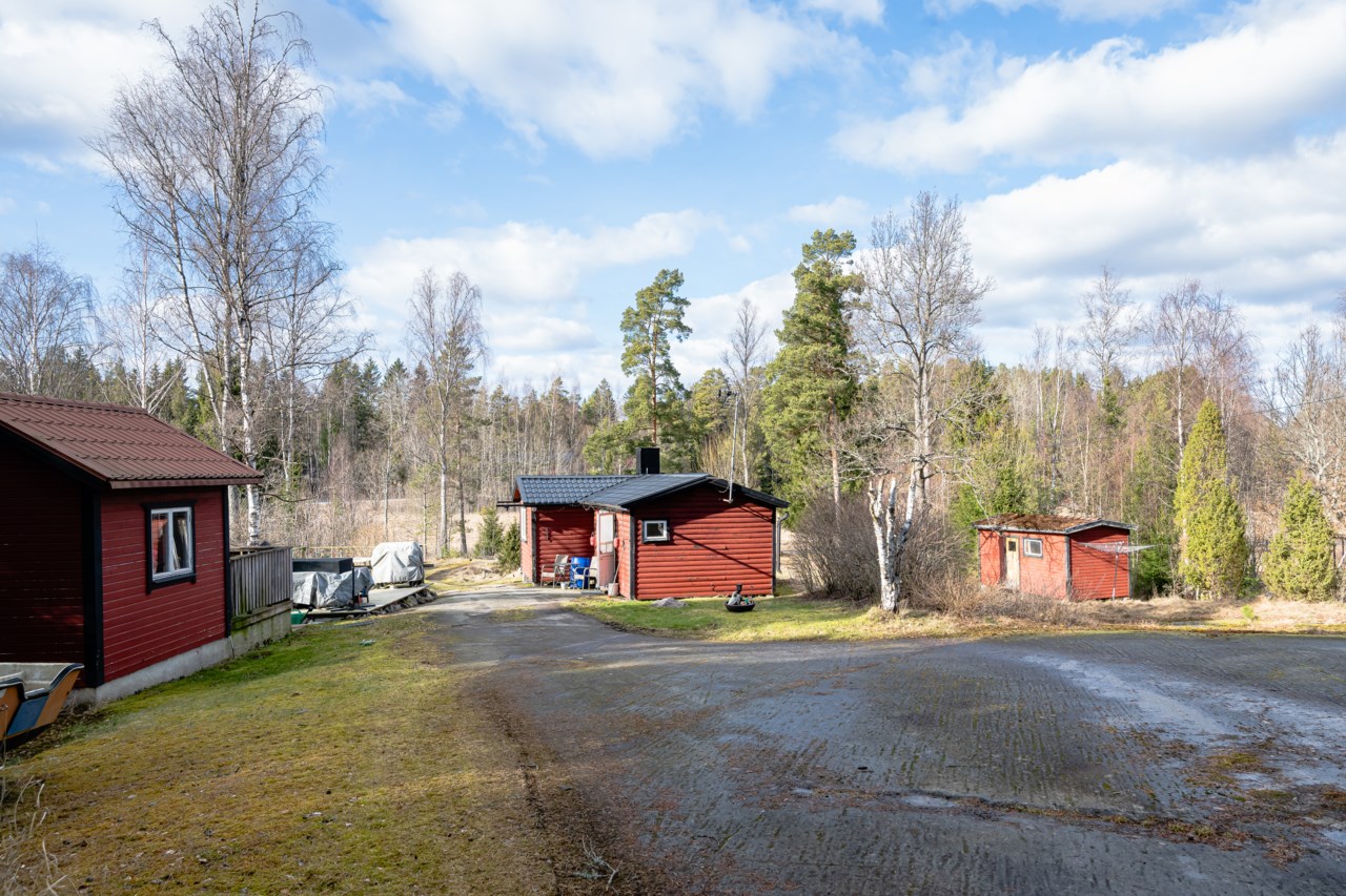Husen sett från tomten