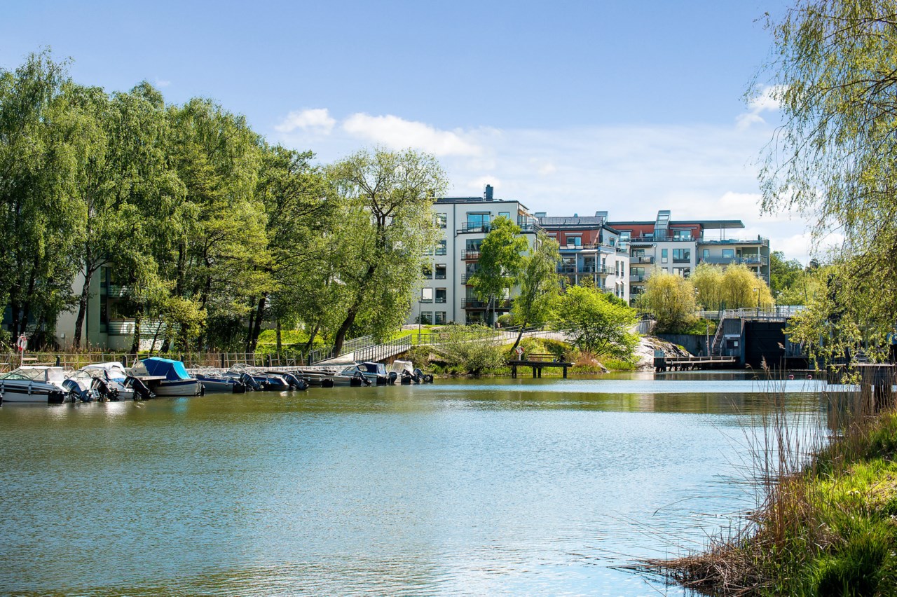 Sickla kanal och Sickla sluss invid fastigheten