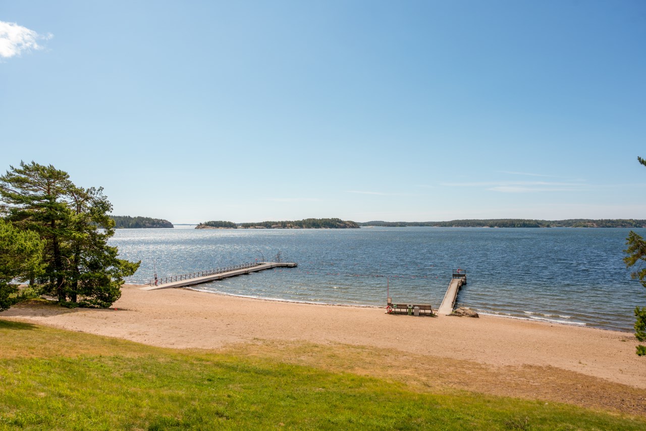 Flera fina badstränder med badbryggor