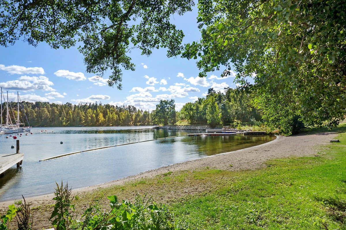 Liljekonvaljens väg 4, Badsjöstigen 1