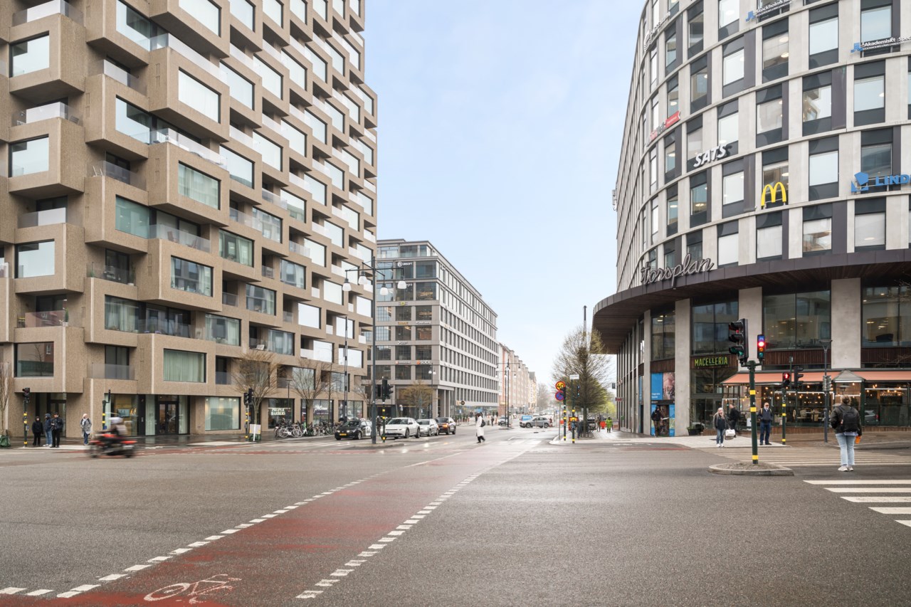 På kort promenad finns nu det rika utbud av restauranger och butiker som vuxit fram vid Torsplan