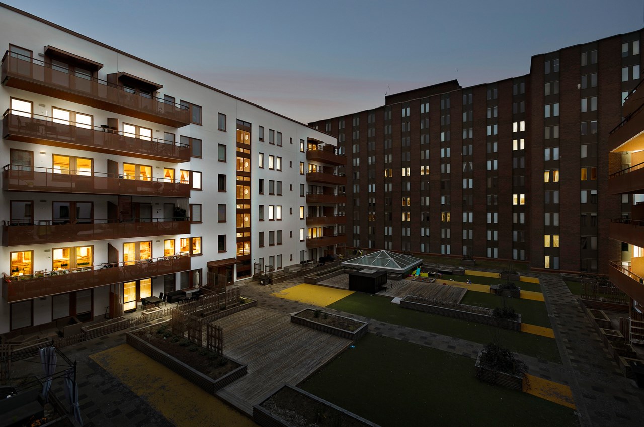 Kvällsvy över innergård