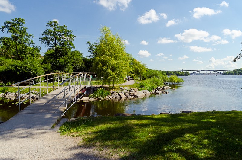 Vacker bro mellan halvöarna i Luxparken