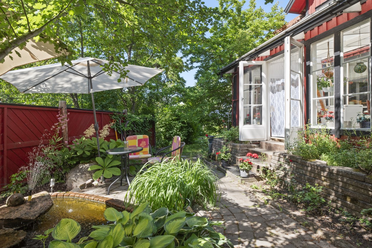 Lummig uteplats invid glasverandan