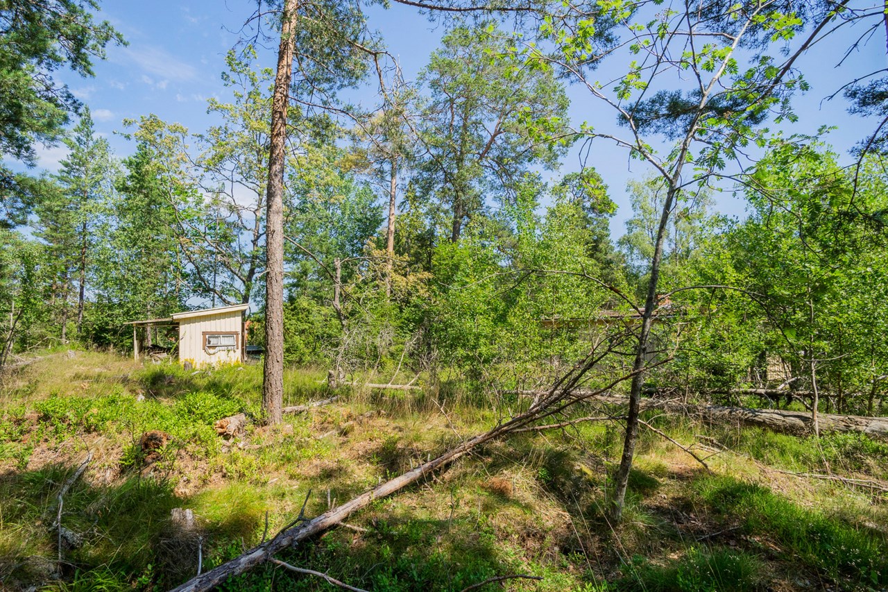 På fastigheten finns idag ett äldre fd fritidshus och en äldre förrådsbyggnad