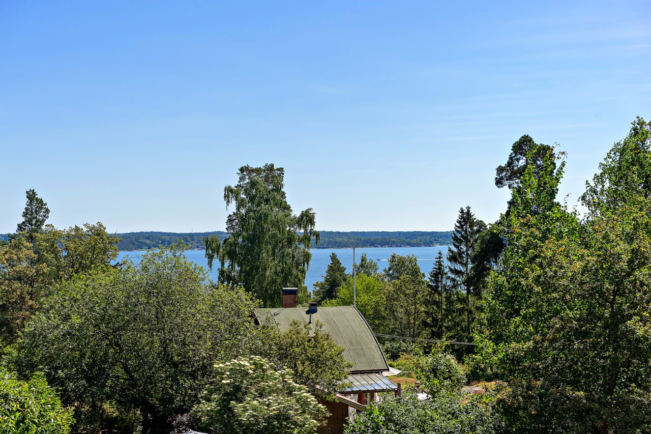 Tomtens höga läge gör det möjligt att bygga nytt med sjöutsikt!