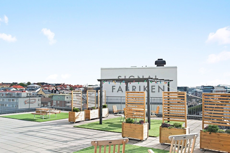 Terrass som nås från port 1B