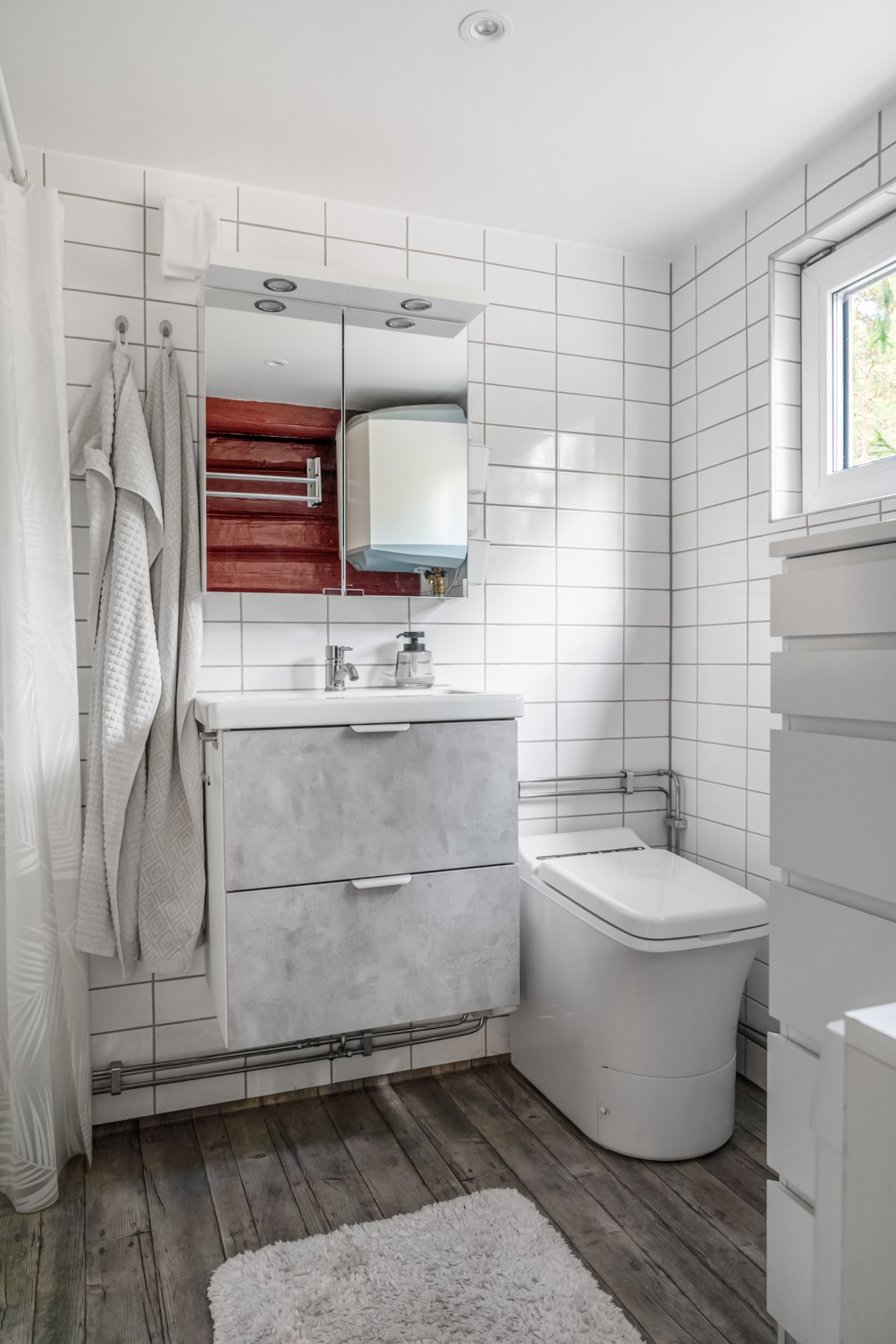 Modernt duschrum med rymlig duschhörna och tvättmaskin
