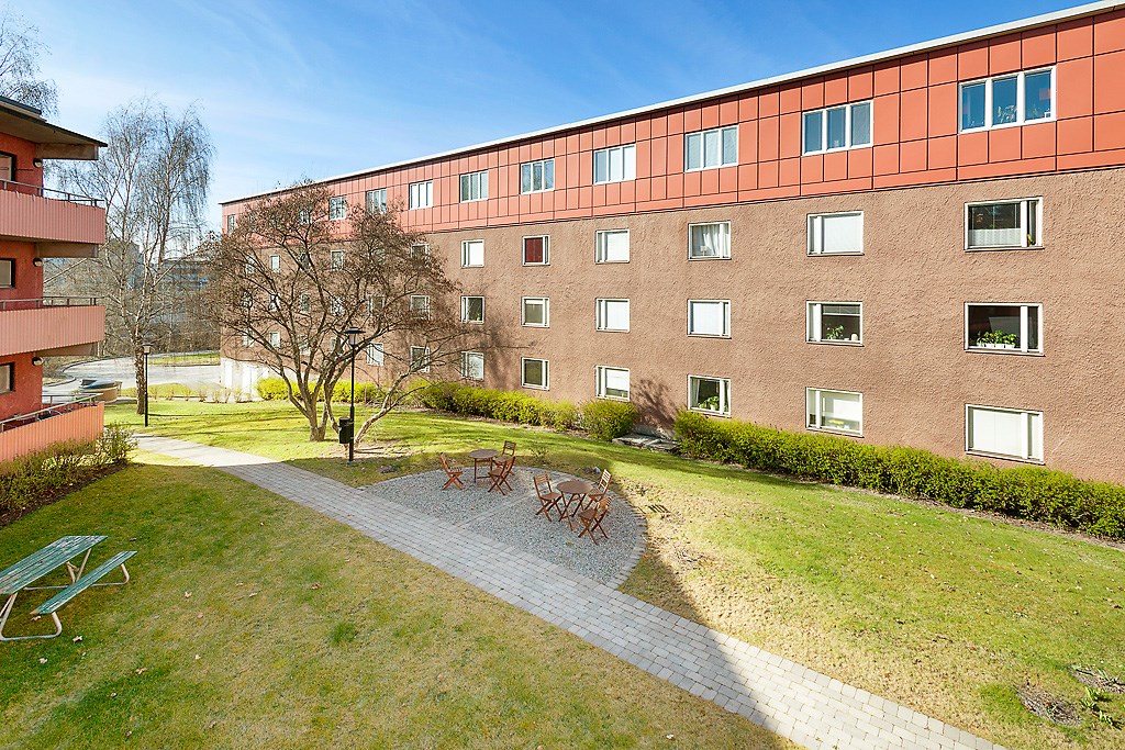 Trevliga gårdar kring husen