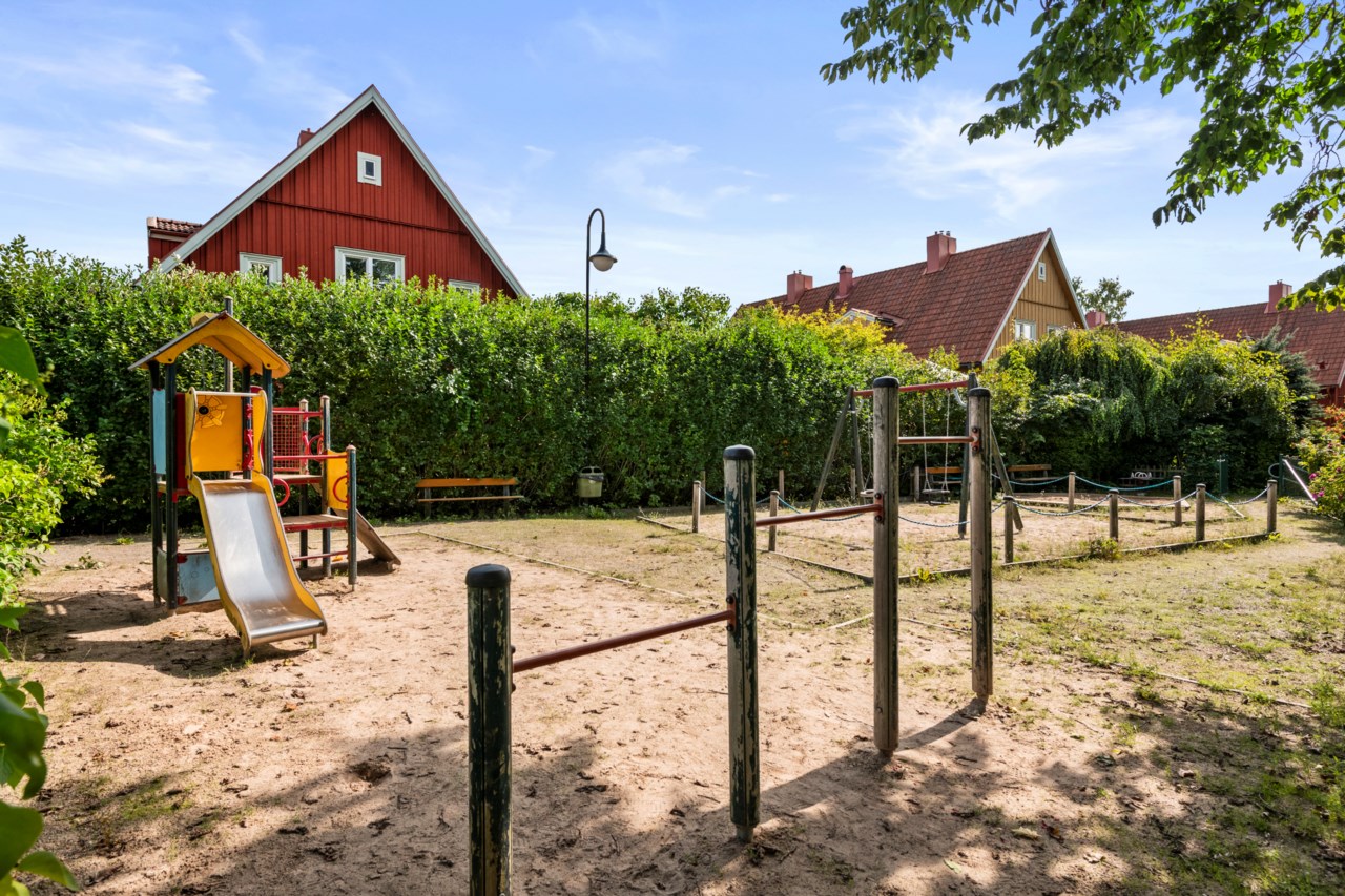 Intilliggande lekplats