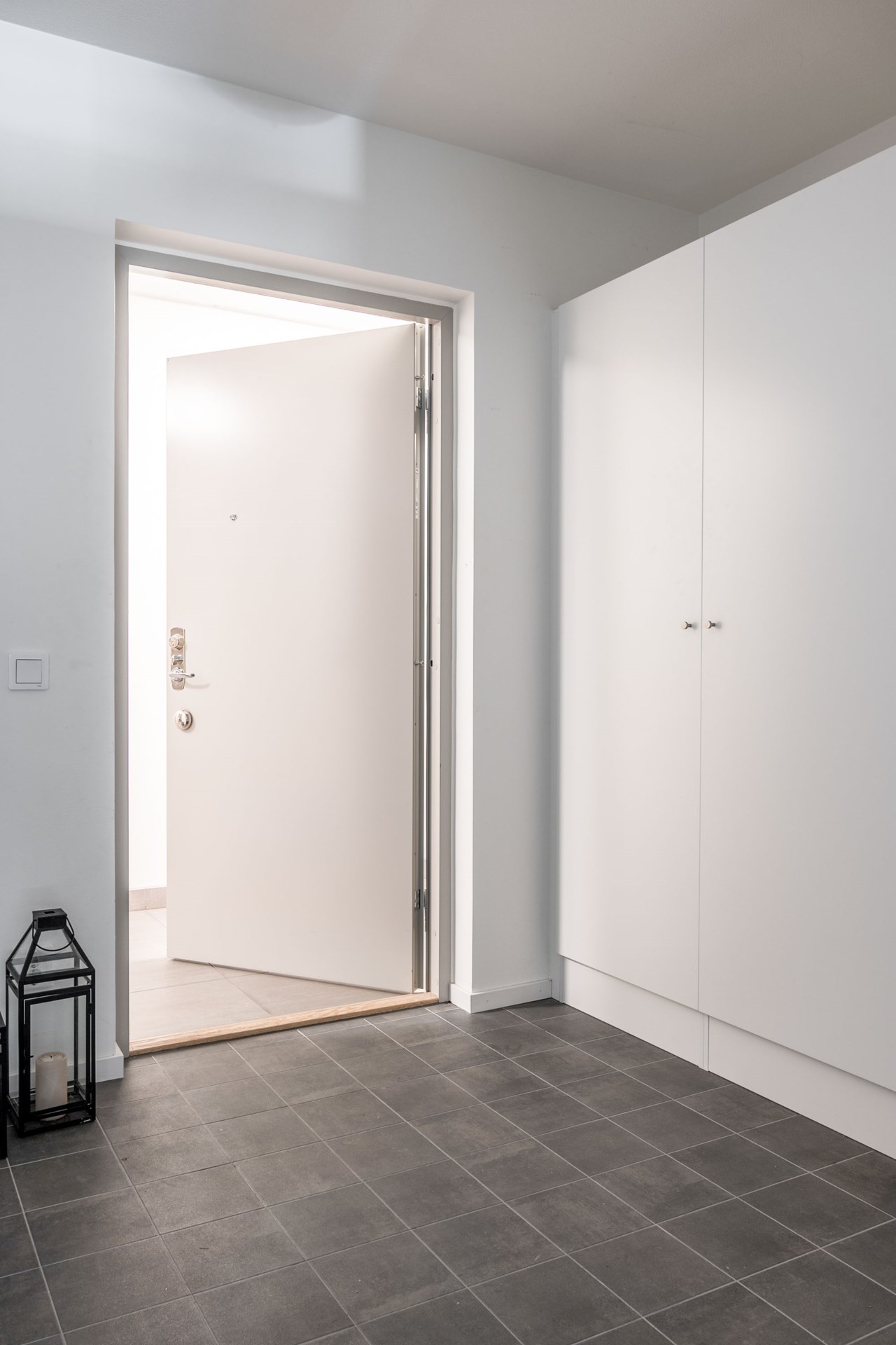 Stor hall med bra förvaring i flera garderober