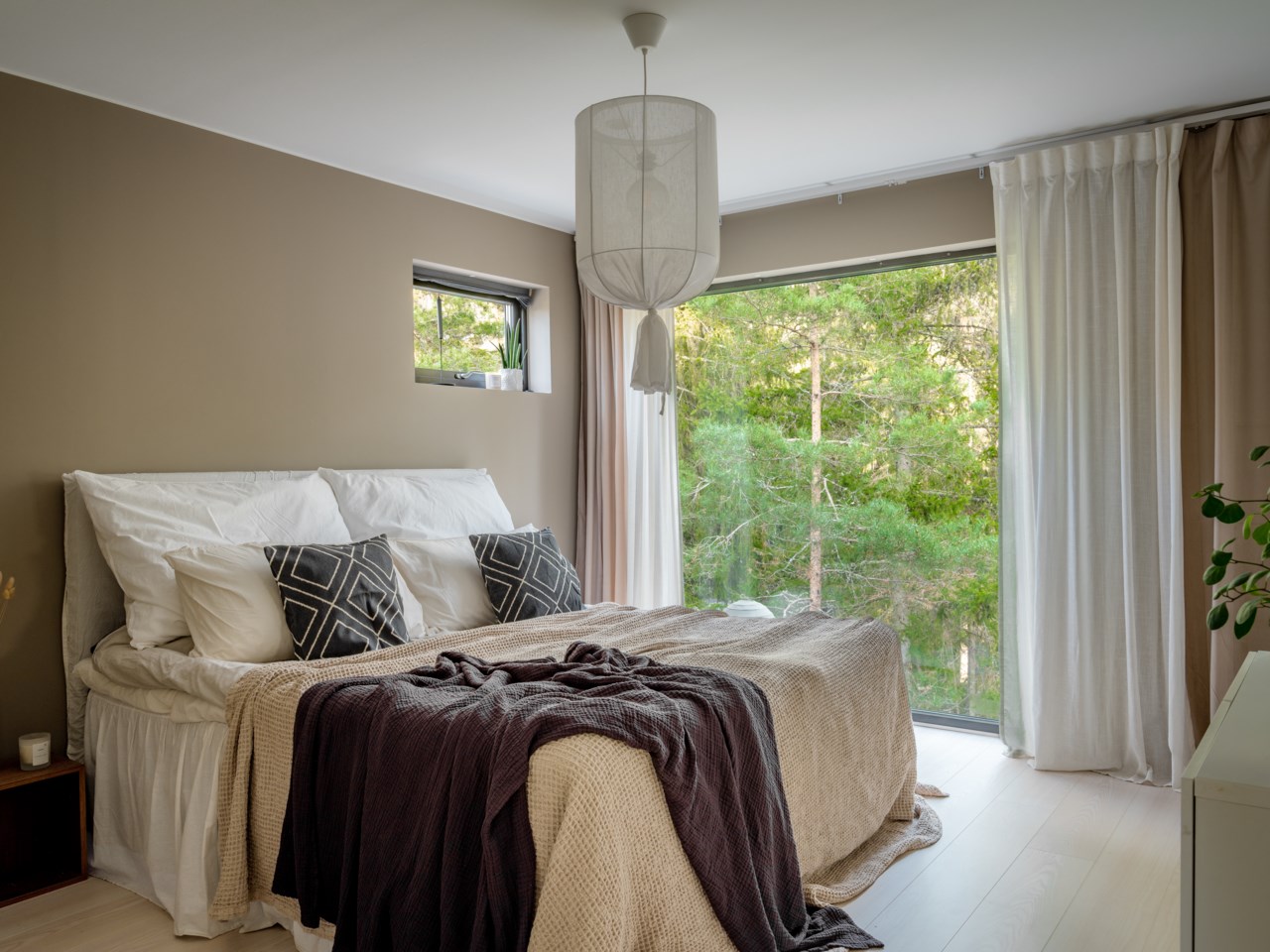 Master bedroom med underbart fönsterparti och två separata klädkammare