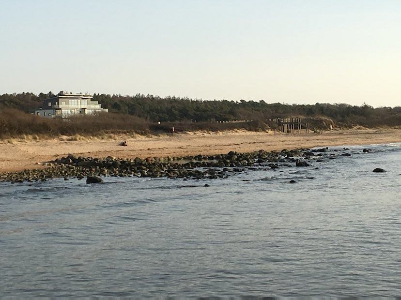 Vy från stranden mot huset