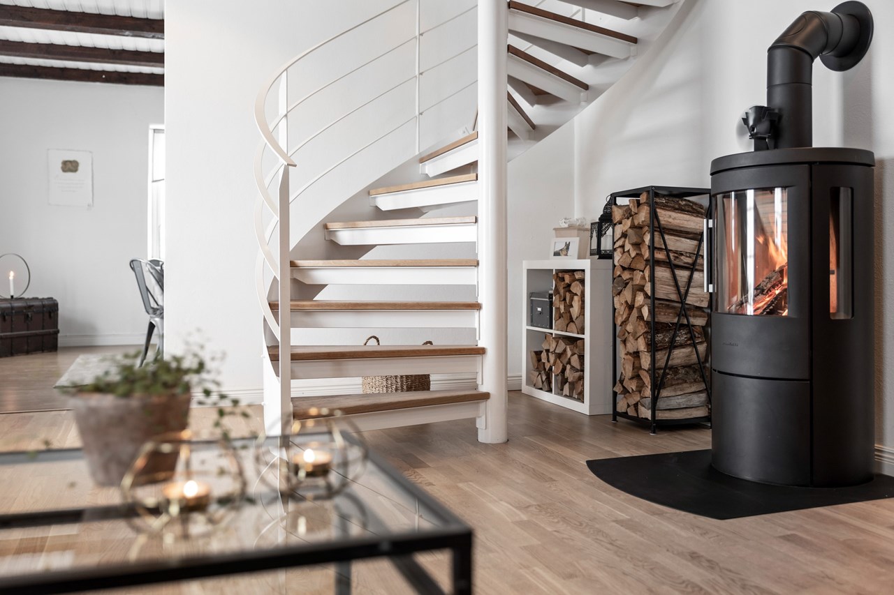 Smakfull interiör med rymlig spiraltrappa