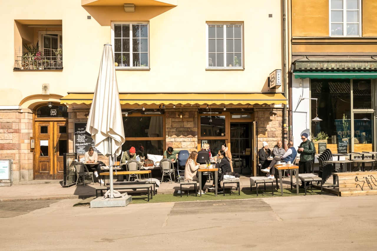 Populära cafeer och restauranger finns det gott om i området