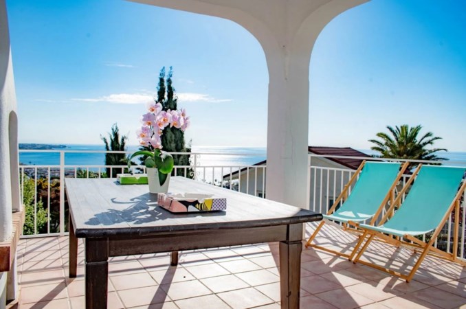 Villa i Andalusisk stil nära stranden i Las Lagunas de Mijas