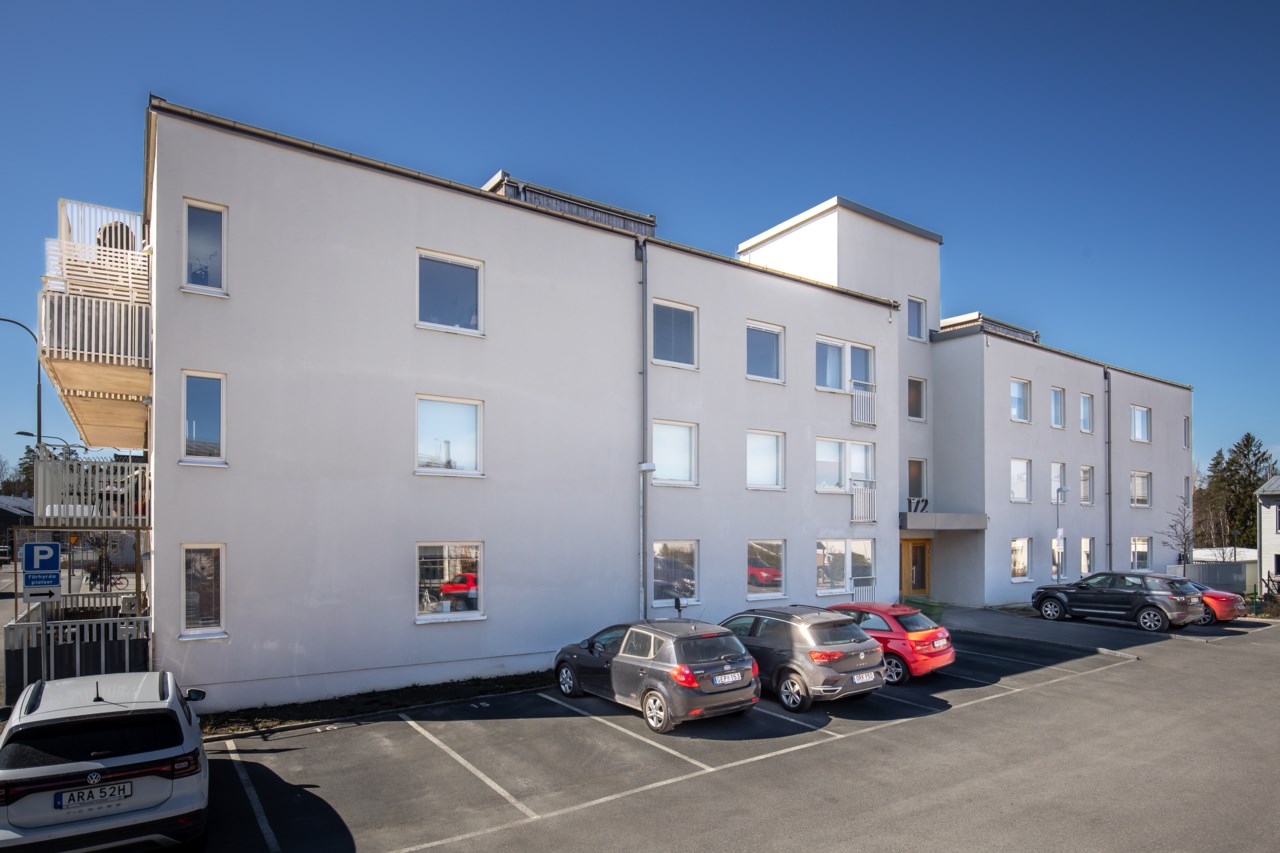 En av föreningens parkeringar på baksidan av huset