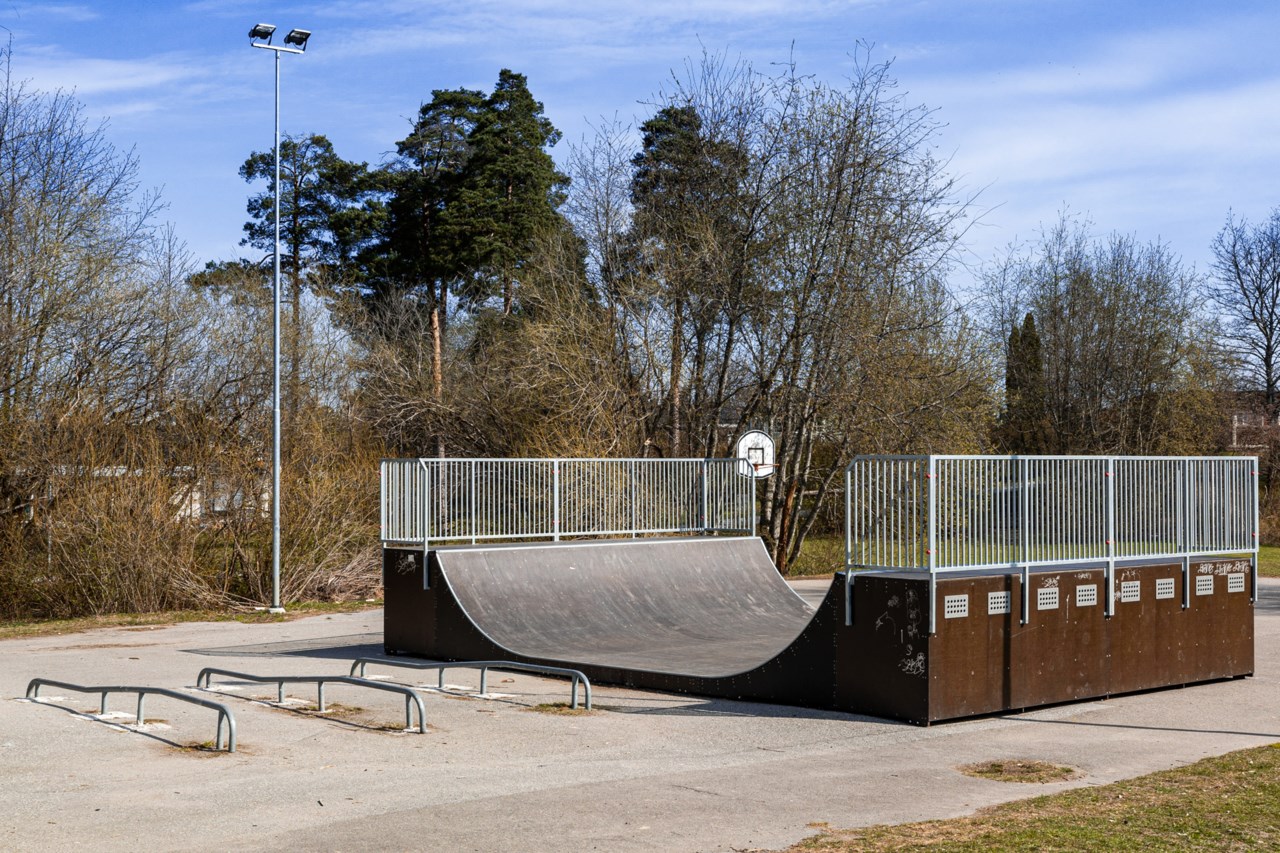 Skatebordramp och rails i parken