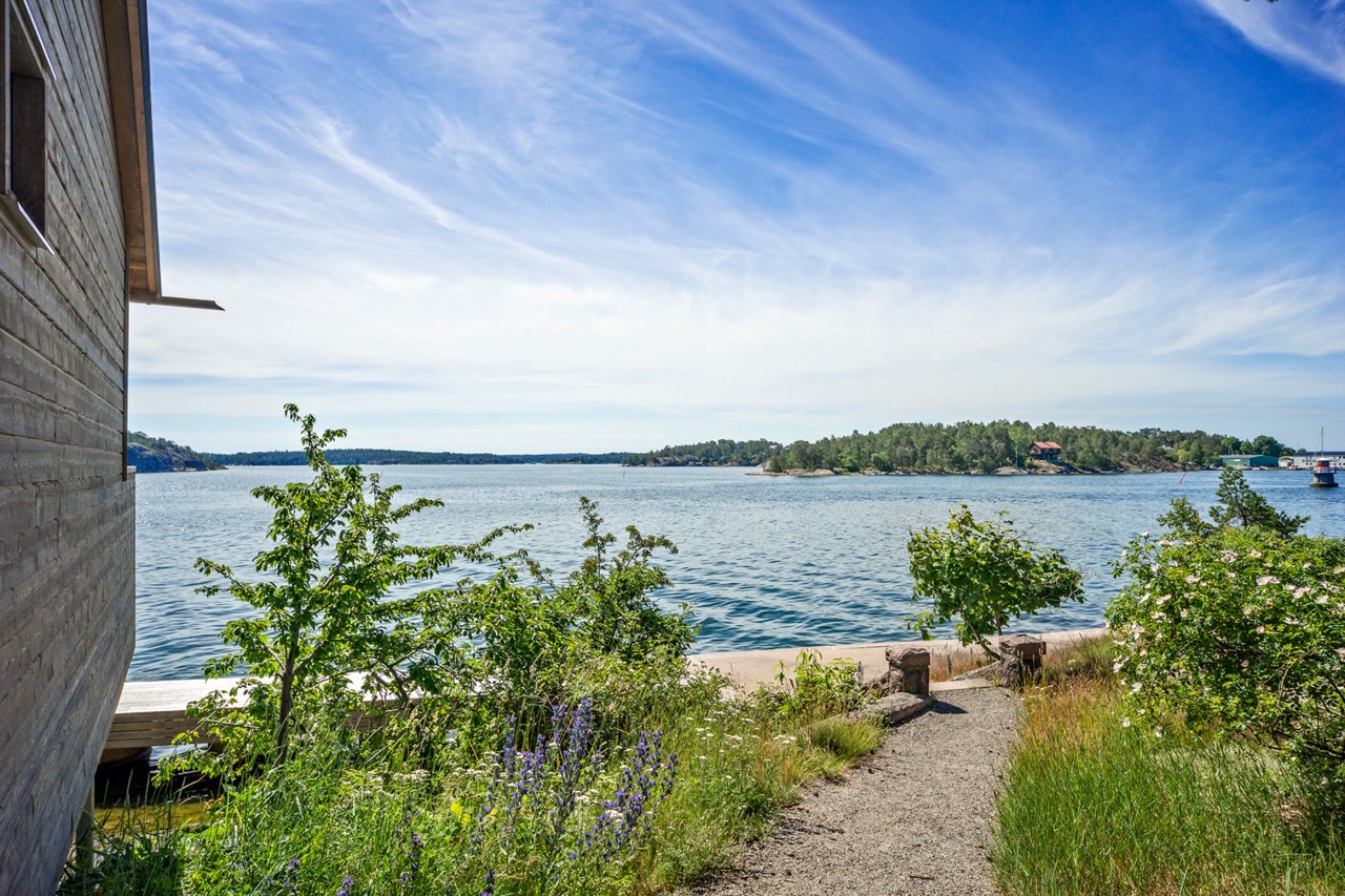 Träbryggan som löper runt udden