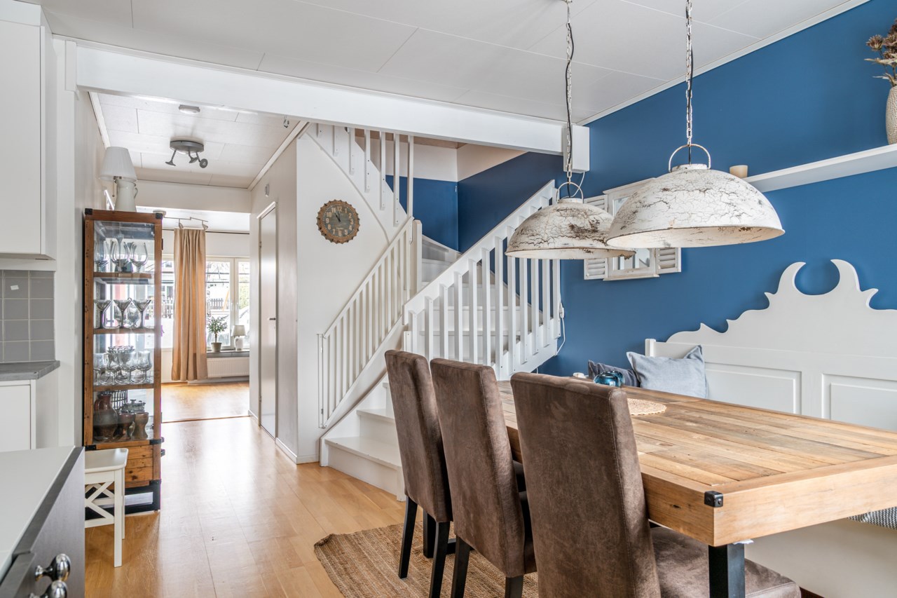 Blick från hallen in i huset