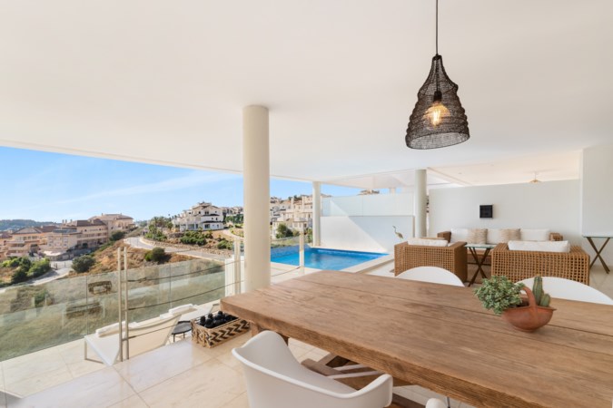 Lägenhet med stor terrass och privat pool i Nueva Andalucía