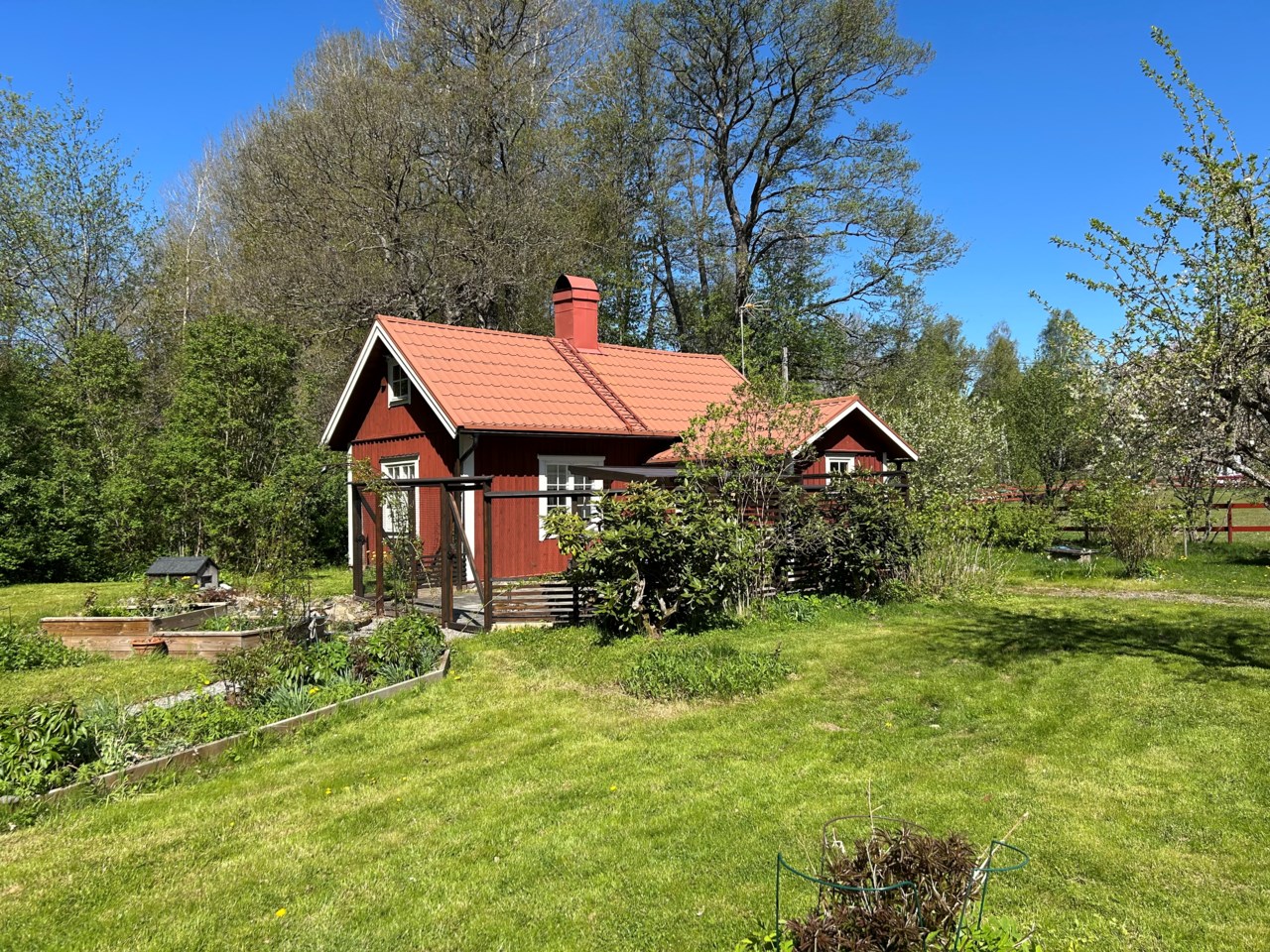 Huset sett från tomten