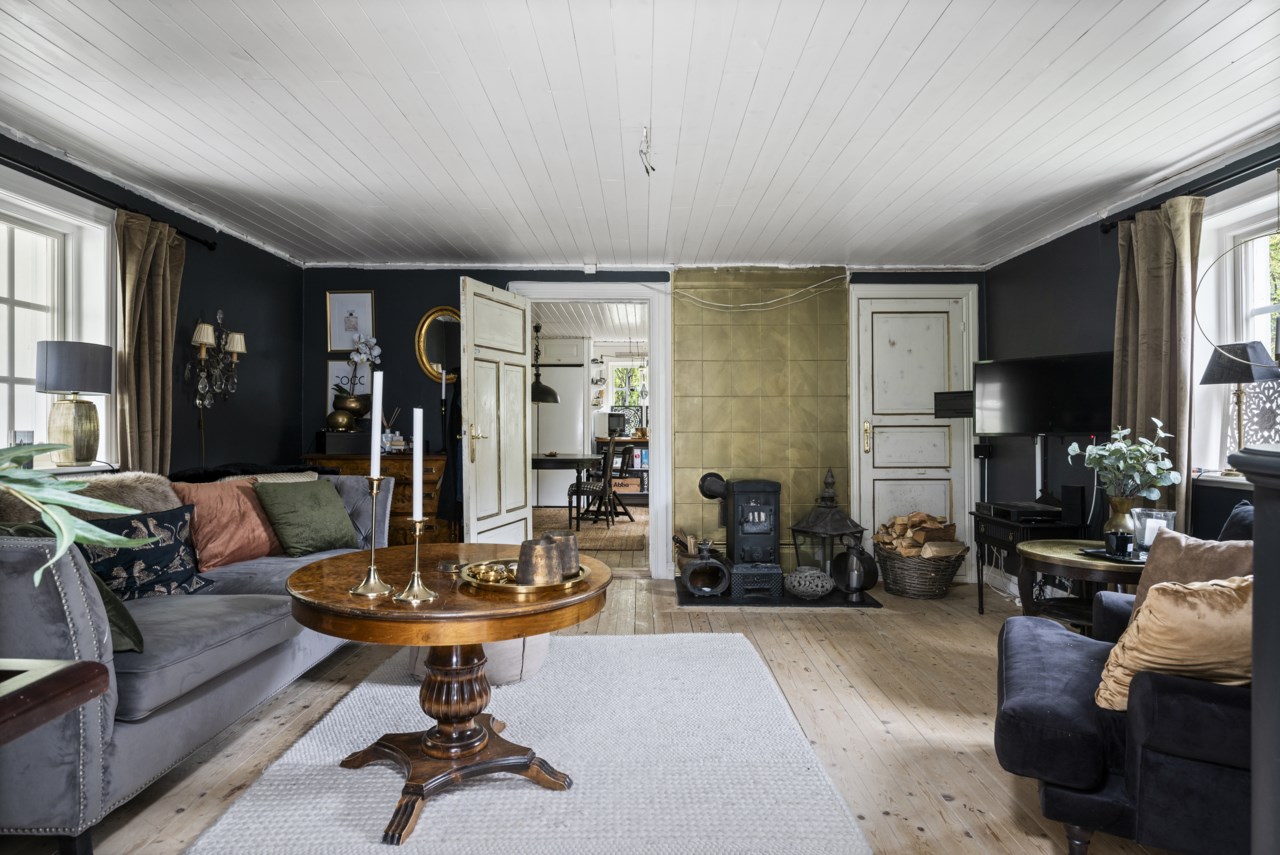 Huvudbyggnad, vardagsrum med vy mot kök