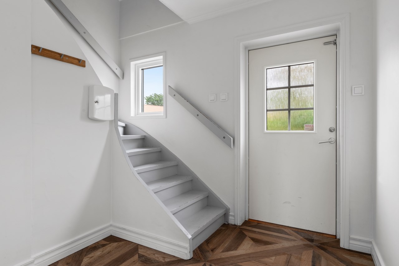 Hall/entré med trapp till övre plan
