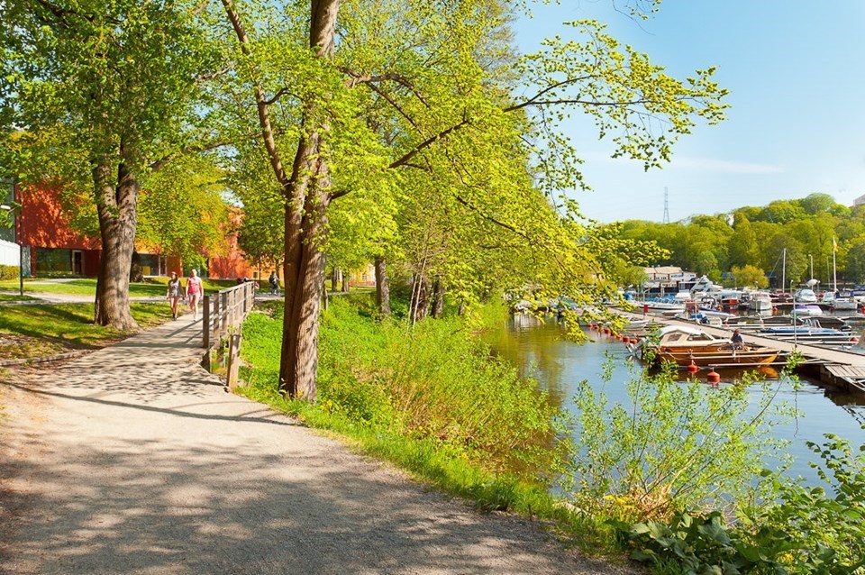 Vackra promenadstråk längs med Årstaviken