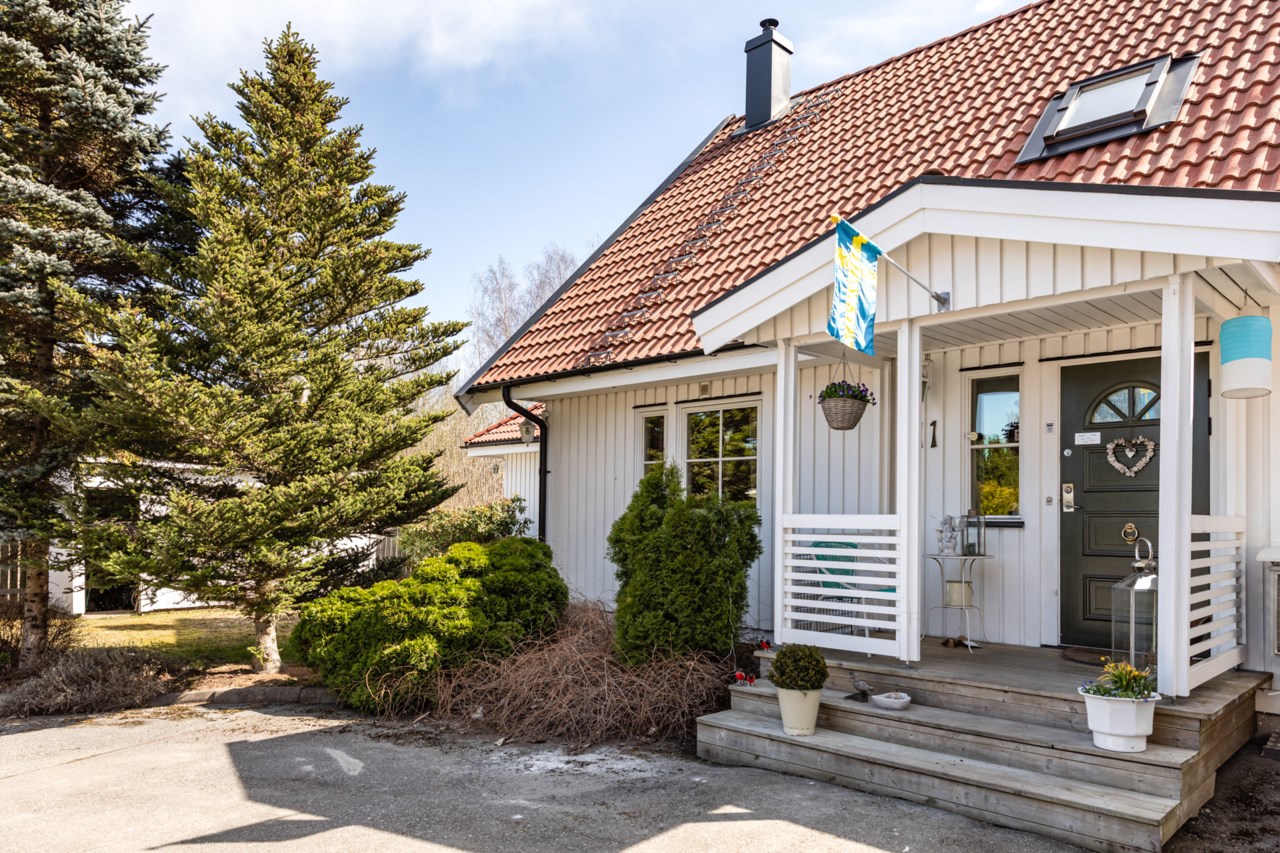 Skyddande farstukvist vid entré