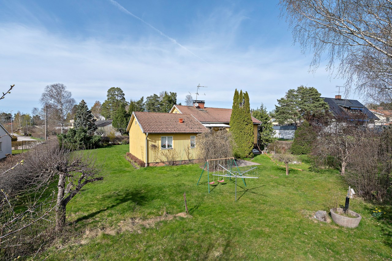 Hus och tomt på baksidan