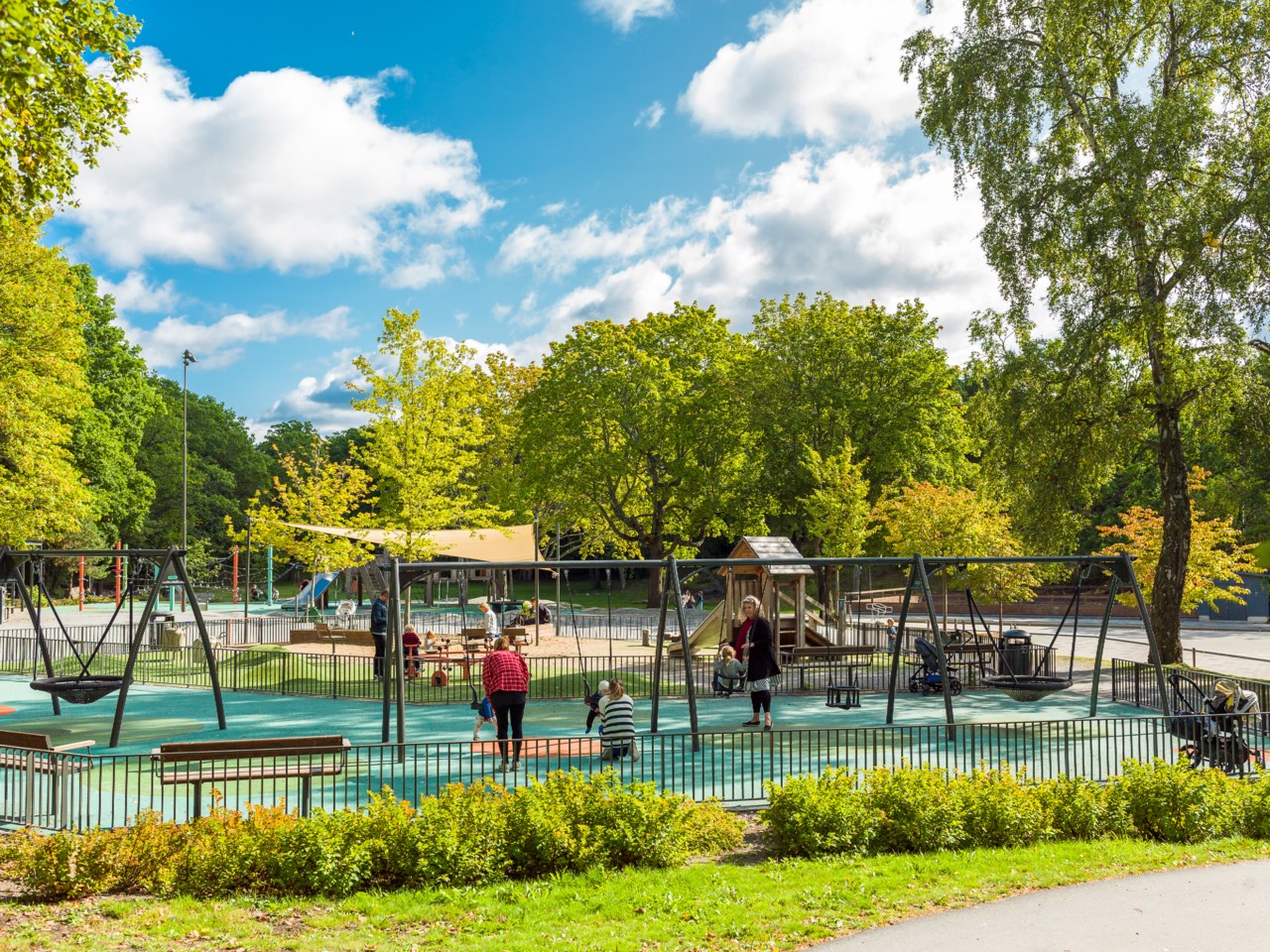 Stor och fin lekpark vid Aspuddsparken