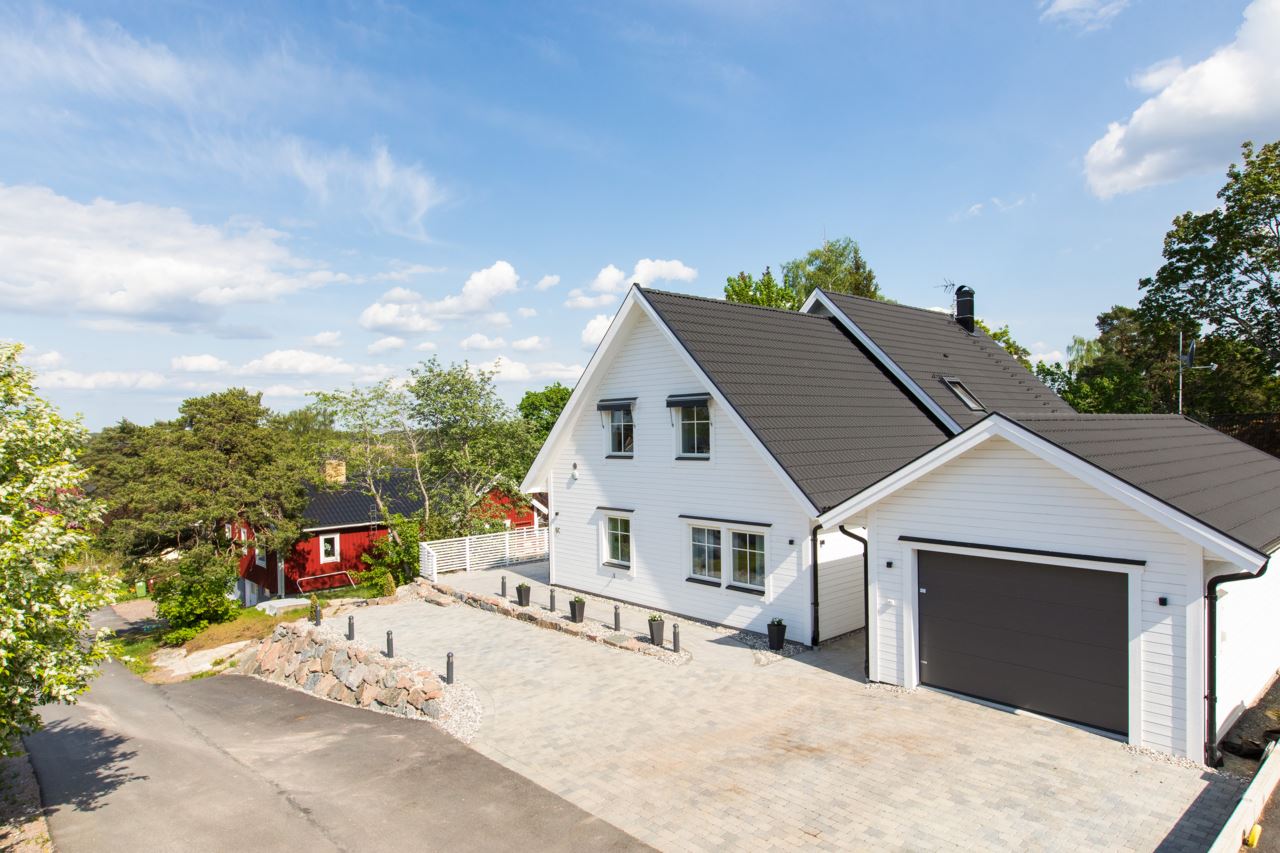 Garage Med Förrådsdel. Stor Parkeringsyta (upp Till Fem Bilar).