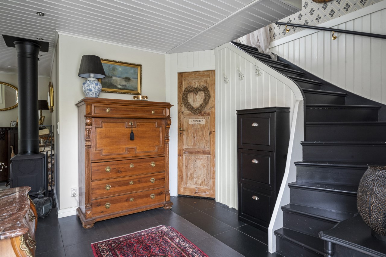 Gårdshus, hall/entré med trapp upp till övre plan