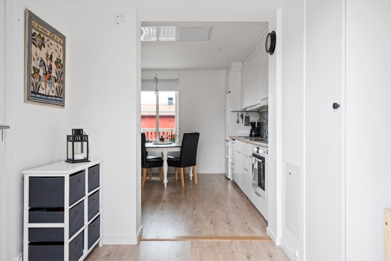 Hall med vy mot kök och matplats
