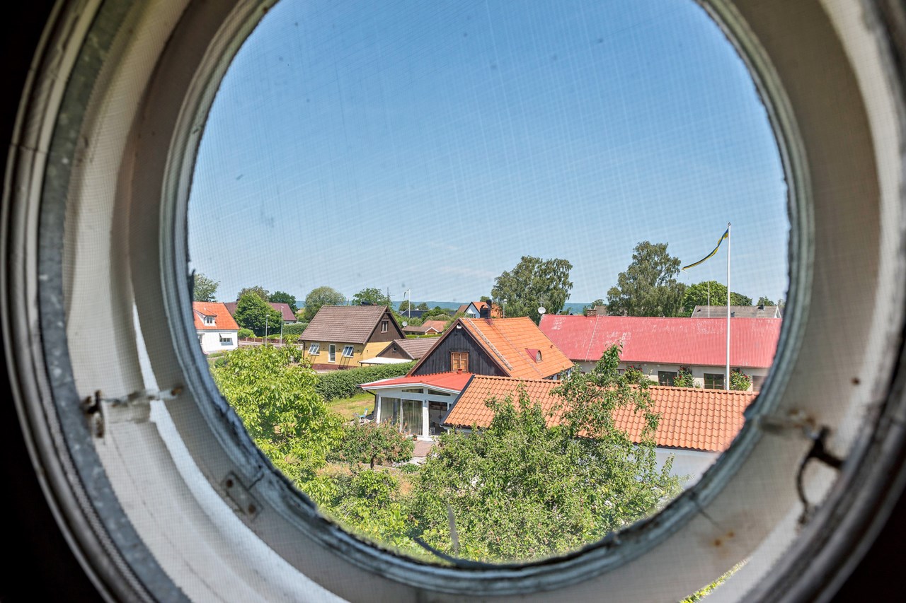 Vackra tidstypiska fönster med utsikt över takåsarna och Hallandsåsen